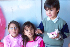 Niños compartiendo torta