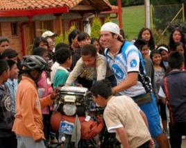 Damián y los niños de Aldeas Infantiles SOS