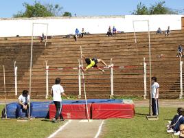 Ezequiel saltando en una competencia