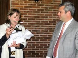 La Señora Embajadora Gudrun Graf y Máximo Speroni, presidente de Aldeas Infantiles SOS Argentina.