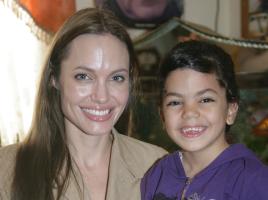 Angelina Jolie y Brad Pitt visitaron una Aldea Infantil SOS en Jordania